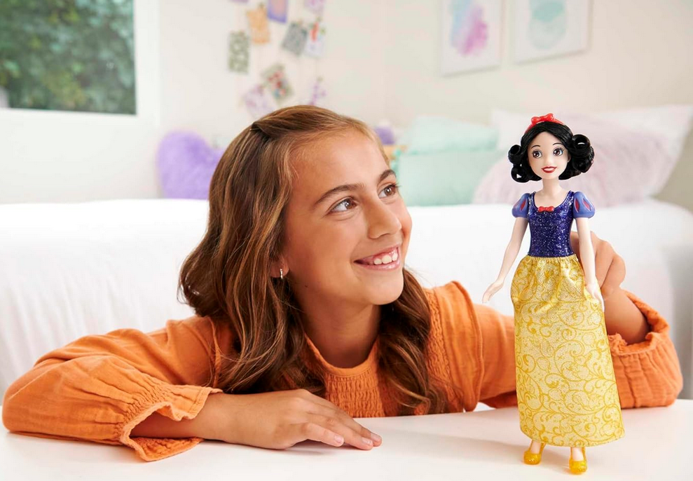 Mattel Disney Princess Toys, Snow White Fashion Doll, Sparkling Look with Black Hair, Brown Eyes & Hair Accessory, Inspired by the Movie