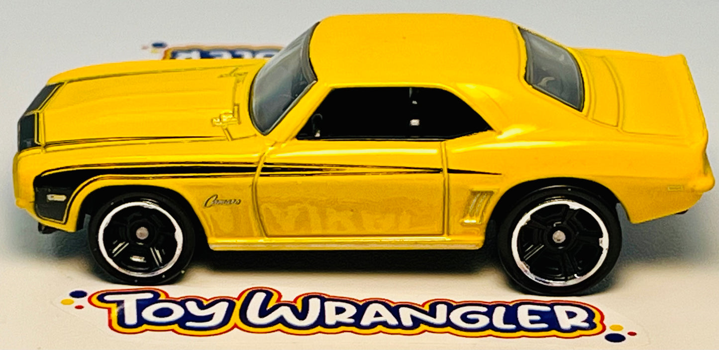 Hot Wheels '69 Copo Camaro Muscle Mania (Yellow) with Protector