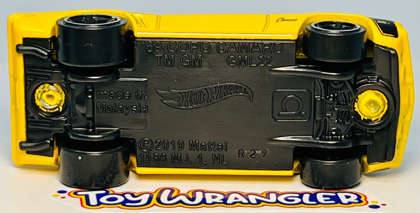 Hot Wheels '69 Copo Camaro Muscle Mania (Yellow) with Protector