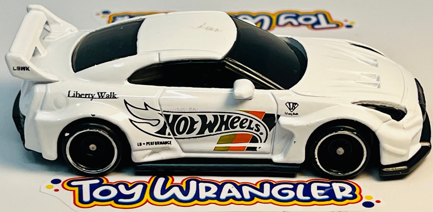 Hot Wheels 2022 LB-Silhouette Works GT Nissan 35GT-RR Ver.2 (White) Dream Garage with Prorector