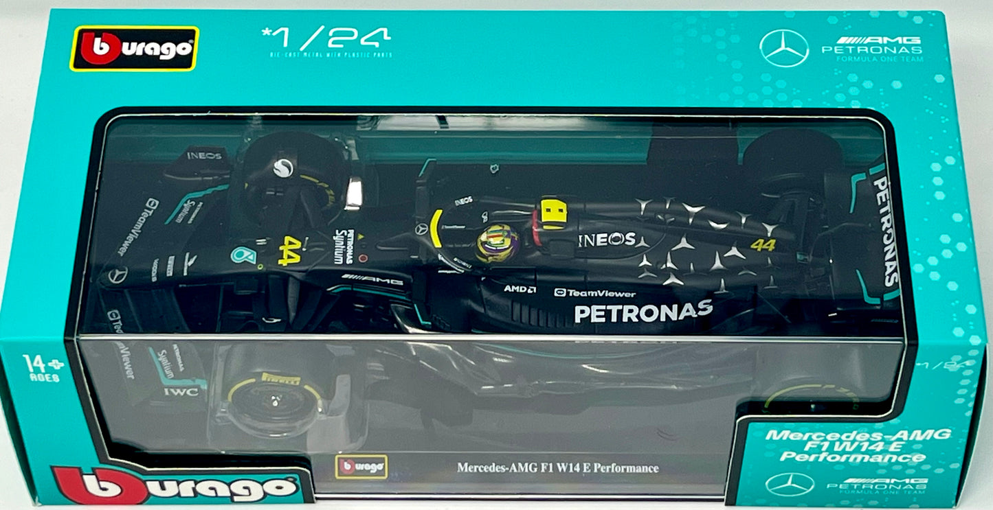 Bburago 1:24 F1 Race Mercedes W14 (2023) w/Driver - Hamilton #44