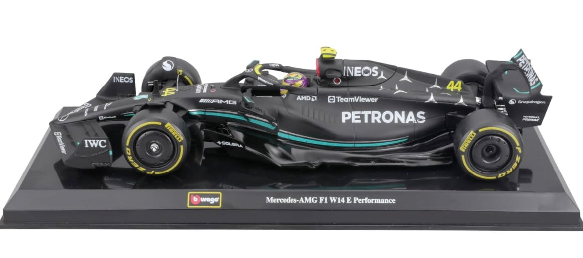 Bburago 1:24 F1 Race Mercedes W14 (2023) w/Driver - Hamilton #44