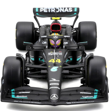 Bburago 1:24 F1 Race Mercedes W14 (2023) w/Driver - Hamilton #44