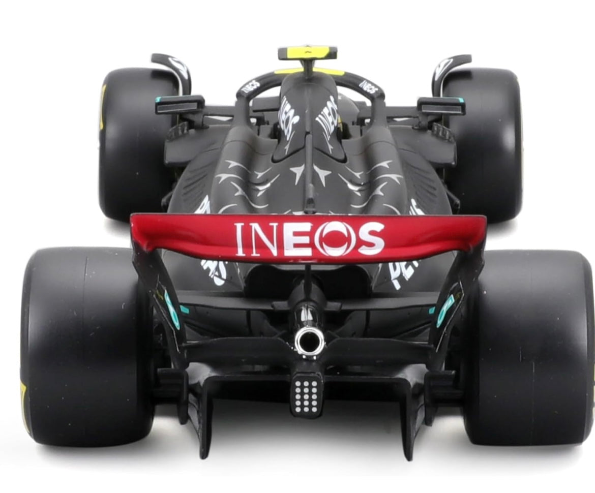 Bburago 1:24 F1 Race Mercedes W14 (2023) w/Driver - Hamilton #44