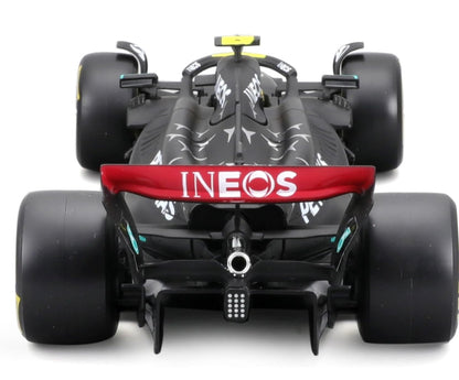 Bburago 1:24 F1 Race Mercedes W14 (2023) w/Driver - Hamilton #44