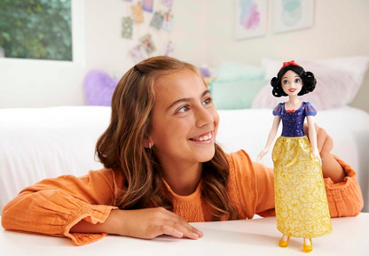Mattel Disney Princess Toys, Snow White Fashion Doll, Sparkling Look with Black Hair, Brown Eyes & Hair Accessory, Inspired by the Movie